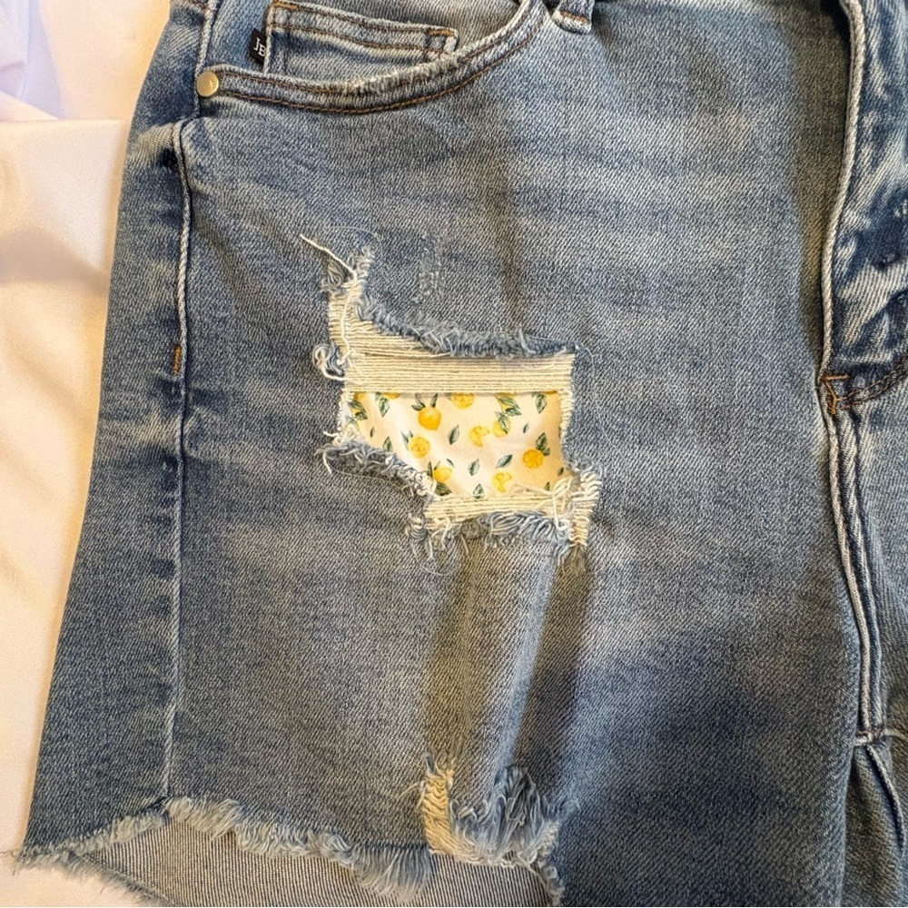 NWOT Judy Blue 1XL Blue Distressed Jean Shorts - Picture 5 of 9